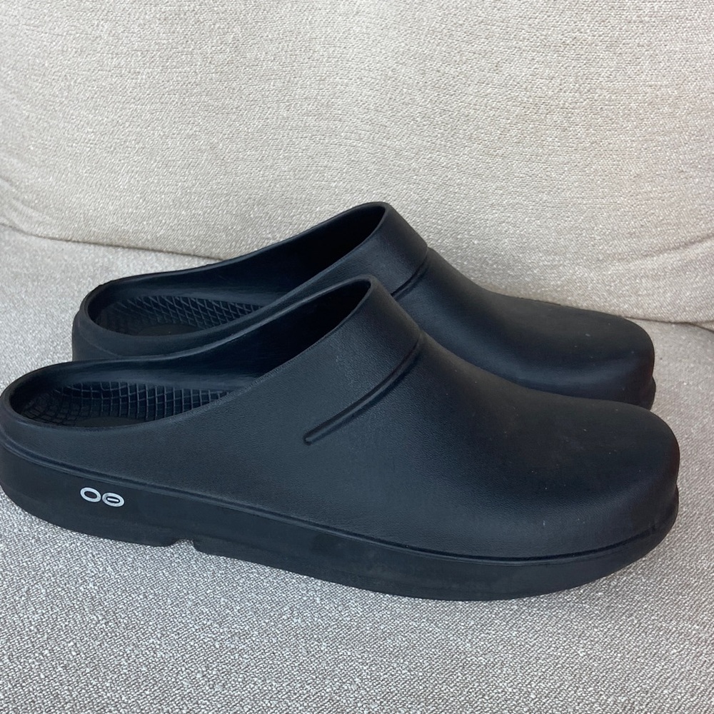 OOFOS‎ Oocloog Slides. Men’s 12 / women’s 14